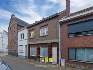 VOLLEDIG TE RENOVEREN RIJWONING MET 3 SLAAPKAMERS OP EEN PERCEEL VAN 1A10CA IN HET CENTRUM VAN STOKKEM.TROEVEN- Gelegen in het centrum van Stokkem.-...