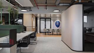 De moderne kantoorruimte van 193 m² op het vijfde verdiep is gelegen op een top-business locatie met groene omgeving, aan de voet van het Atomium...