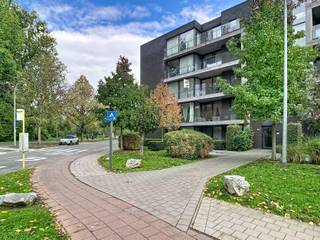 <p>This spacious apartment on Kesseldallaan offers you a pleasant combination of space, comfort, energy-efficient living and excellent accessibility. With two bedrooms, a generous terrace and a beautiful view, this is a lovely place to come home to. The apartment also benefits from an EPC label A, contributing to an energy-efficient living experience.</p><p>Upon entering, you are welcomed into the entrance hall, which is fitted with a built-in cupboard for extra storage space. The separate guest toilet is also located in the entrance hall. From here you reach the spacious living area, where you have every possibility to arrange a cosy seating area and a comfortable dining area. The open kitchen connects nicely to the living area, creating a pleasant overall space. A new combination oven will still be installed.</p><p>Adjoining this, you will find a spacious storage room that is particularly practical for daily life. The space is equipped with a tap and connections for a washing machine and dryer, allowing you to neatly organise your household facilities.</p><p>The apartment features two bedrooms that can be flexibly arranged as a comfortable bedroom, home office or hobby room, depending on your needs. The bathroom is equipped with a double washbasin, a shower and handy storage cabinets, offering both comfort and practical storage space.</p><p>A real asset is the beautiful terrace, where you can relax and enjoy the wonderful view. It forms a pleasant extension of the living area and provides you with a lovely spot to sit outside. In addition, you have your own parking space and a cellar storage unit, ideal for parking your car and storing items you don't need on a daily basis.</p><p>This apartment also scores strongly in terms of energy efficiency thanks to its EPC label A. All utilities are billed individually, so you manage your own consumption. The rental price is €1,180 per month, plus a monthly service charge of €70 for communal costs. Individual utility costs are not included in these amounts.</p><p>The location on Kesseldallaan ensures very good accessibility, making this apartment particularly appealing for those who want to get around easily.</p><p>The apartment is available by mutual agreement. Curious about the space, the view and the assets of this apartment? Feel free to arrange a visit via joni.dehert@living-stone.be or www.living-stone.be!</p>