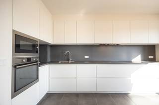 In een kleinschalig gebouw met slechts vier appartementen, op wandelafstand van het centrum van Stabroek, vindt u dit recente en...