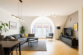 Duplex-appartement (4de en 5de verdieping) met een bruikbare vloeroppervlakte van 86 m², goed gelegen vlakbij de boulevard van Heist, vlakbij het strand en alle horecagelegenheden. De residentie werd gebouwd in 2000, goed onderhouden en verzorgd. <br /><br />Uitstekend energielabel B en een conforme elektriciteitskeuring aanwezig. <br /> <br />Indeling: <br />Inkom, gastentoilet, een zonnige woonkamer met toegang tot een terras, een aparte keuken die mogelijks in de leefruimte kan geïntegreerd worden, boven twee slaapkamers en een ingericht badkamer. De lift gaat zowel naar de vierde als de vijfde etage. In het gebouw is er een private kelderberging en fietsenberging inbegrepen. <br /> <br />Bezoeken of meer informatie? Contacteer Willem Cauwels op tel. 050/89.27.70.