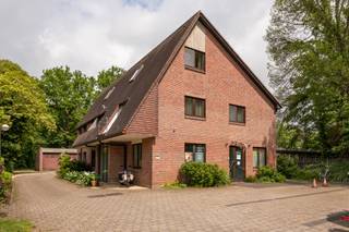Op een rustige en groene locatie te Kapellen bevindt zich deze bijzondere opbrengsteigendom, ondergebracht in het voormalige gebouw van de rijkswacht. Het pand werd doorheen de jaren functioneel ingericht en opgesplitst tot een veelzijdige en volledig verhuurde vastgoedinvestering met een stabiele verhuurstructuur.
<p>Het geheel omvat vier woonentiteiten, drie praktijkruimten, vier uitzonderlijk ruime garages en enkele parkeerplaatsen op eigen terrein. Dankzij de combinatie van wonen, praktijkmogelijkheden en multifunctionele garages biedt deze eigendom tal van exploitatemogelijkheden, zowel voor investeerders als voor kandidaat-kopers met een langetermijnvisie.</p>
<p>De huurovereenkomsten lopen momenteel tot eind oktober 2027, waardoor de nieuwe eigenaar geniet van onmiddellijke en stabiele huurinkomsten, met tegelijk de mogelijkheid om nadien de verhuurstructuur verder te optimaliseren of een eigen invulling aan het gebouw te geven.</p>
<p>Indeling van het gebouw:</p>
<ul>
<li>
<p>Gelijkvloers: drie praktijkruimten met gemeenschappelijk gastentoilet en een appartement met twee slaapkamers</p>
</li>
<li>
<p>Eerste verdieping: een studio met aparte slaapkamer en een ruim appartement met twee slaapkamers</p>
</li>
<li>
<p>Tweede verdieping: een charmante loft onder het dak, voorzien van ingebouwde kasten, een aparte slaapkamer en bijkomende zolderruimte</p>
</li>
</ul>
<p>Alle woonentiteiten beschikken over een eigen badkamer met douche en lavabomeubel, een open keuken met keukenkasten, kookplaat en dampkap, alsook privatieve nutsvoorzieningen met individuele meters, wat zorgt voor een transparant en efficiënt beheer.</p>
<p>Een absolute troef van deze eigendom zijn de vier voormalige rijkswachtgarages. Deze garages zijn uitzonderlijk ruim en hoog, waardoor ze multifunctioneel inzetbaar zijn en zelfs geschikt zijn voor grotere voertuigen zoals campers, bestelwagens of extra opslagruimte.</p>
<p>Daarnaast behoudt het gebouw enkele authentieke elementen uit zijn verleden, waaronder de oorspronkelijke gepantserde deuren, die bijdragen aan het unieke karakter van het geheel. Onder het volledige gebouw bevindt zich bovendien een kruipruimte.</p>
<p>Een zeldzame opportuniteit voor wie op zoek is naar een karaktervolle opbrengsteigendom met stabiele inkomsten, toekomstpotentieel en een uitstekende ligging in Kapellen.</p>