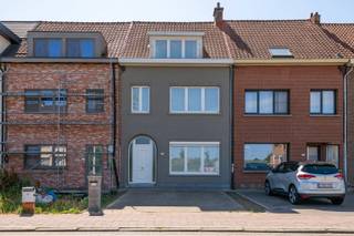 Ruime en instapklare woning met 4 slaapkamers, garage en ontwikkelingsmogelijkheden op gunstige locatie in Reet.Op een uitermate gunstige en centraal gelegen locatie in Reet bevindt zich deze bijzonder ruime, goed onderhouden en instapklare woning. De woning combineert een aangename leefruimte met een praktische indeling, vier ruime slaapkamers, een verzorgde buitenruimte en een aantal interessante extra troeven.Dankzij de ligging net buiten het centrum van Reet en de nabijheid van de belangrijkste verbindingswegen, waaronder de E19 en A12, geniet u hier van een uitstekende bereikbaarheid richting Antwerpen, Brussel en de omliggende gemeenten. Ook winkels, openbaar vervoer, scholen en diverse voorzieningen bevinden zich in de nabije omgeving.Een woning met ruimte en comfortU betreedt de woning via een centrale inkomhal die toegang biedt tot de verschillende leefruimtes. De lichtrijke leefruimte biedt voldoende plaats voor zowel een gezellige zithoek als een volwaardige eetkamer en vormt een aangename centrale plek in de woning.Aansluitend bevindt zich de volledig uitgeruste keuken, die in verbinding staat met een aparte, 2de eetplaats. Vanuit hier loopt u door naar een bijzonder praktische en ruime wasplaats, voorzien van voldoende opbergkasten. Daarnaast beschikt deze ruimte over een aparte doucheruimte en toilet. Een bijzonder handige extra, bijvoorbeeld wanneer u na het werken in de tuin of na een activiteit buitenshuis snel even wilt douchen.Vanuit de leefruimtes heeft u toegang tot de veranda, een aangename extra leefruimte waarvan u het hele jaar door kunt genieten. De veranda vormt bovendien een mooie overgang naar het terras en de tuin.Vier ruime slaapkamersOp de eerste verdieping bevinden zich twee slaapkamers en een badkamer met inloopdouche, lavabo en toilet.Ook de tweede verdieping biedt heel wat ruimte en beschikt over nog eens twee ruime slaapkamers. Hierdoor is de woning bijzonder geschikt voor gezinnen, maar biedt ze ook mogelijkheden voor wie nood heeft aan een bureau, hobbyruimte of extra kamers.Buitenruimte en garageDe woning beschikt over een ruime oprit, wat zorgt voor extra parkeergelegenheid.Een bijkomende troef is de garage in de achterliggende tuin, die rechtstreeks bereikbaar is via de straat aan de achterzijde. Deze praktische ontsluiting biedt niet alleen extra parkeermogelijkheden, maar zorgt eveneens voor bijkomende flexibiliteit in het gebruik van de buitenruimte.Interessant ontwikkelingspotentieelEen bijzonder interessante extra troef is het perceel waarop de garage momenteel gelegen is. Mits een eventuele verkaveling en na het bekomen van alle vereiste goedkeuringen en vergunningen van de bevoegde instanties en de gemeente, zou er mogelijk een opportuniteit kunnen bestaan om dit gedeelte als bouwgrond te ontwikkelen.Dit potentiële ontwikkelingsperspectief kan interessant zijn voor kopers die naast een ruime gezinswoning ook op langere termijn naar bijkomende mogelijkheden kijken.Belangrijk: de eventuele ontwikkelingsmogelijkheden zijn uiteraard onder voorbehoud van de stedenbouwkundige voorschriften, de haalbaarheid van een verkaveling en het verkrijgen van de nodige vergunningen en goedkeuringen. Energiezuinig en instapklaarDe woning is goed onderhouden en instapklaar, zodat u hier zonder renovatiewerken uw nieuwe thuis kunt maken. Bovendien beschikt de woning over zonnepanelen en behaalt ze een EPC-label B, wat een mooie bijkomende troef vormt.Een veelzijdige woning met toekomstmogelijkhedenDeze ruime woning weet een praktische indeling, vier slaapkamers, aangename leefruimtes, een veranda, een ruime oprit, een garage met achterliggende toegang en zonnepanelen op een bijzonder interessante manier te combineren.Daarbovenop biedt het perceel met de garage mogelijk toekomstig ontwikkelingspotentieel, mits de nodige onderzoeken, vergunningen en goedkeuringen.Een woning die niet alleen vandaag veel te bieden heeft, maar ook interessante mogelijkheden voor de toekomst biedt.Bent u op zoek naar een ruime, instapklare gezinswoning op een centrale en uitstekend bereikbare locatie in Reet? Dan is een bezoek aan deze woning zeker de moeite waard.Graag een bezoek inplannen?☎️ 0472 74 03 15✉️ wim@lefevervastgoed.beWeergegeven oppervlakte is overgenomen van het EPC - attest en louter indicatief.
