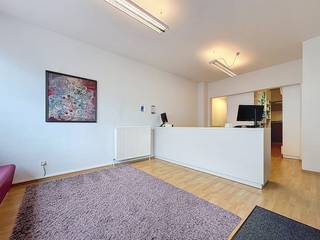 De handelsruimte kent momenteel volgende indeling:- Inkomruimte (ca. 31m²) waar momenteel de balie staat- Tussenruimte tussen inkom en...