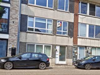 Gelegen binnen de Grote Ring van Hasselt, op de gegeerde Maastrichtersteenweg, bevindt zich dit charmante tweeslaapkamerappartement in een kleinschalige residentie.<br /><br />Het appartement situeert zich op de eerste verdieping (zonder lift) en verwelkomt u in een lichtrijke woonkamer met een aangename leefruimte. De aparte keuken is praktisch ingericht en voorzien van onder meer een koelkast, diepvries en alle nodige comfort.<br /><br />Verder beschikt het appartement over twee volwaardige slaapkamers, ideaal voor een koppel, klein gezin of als investering.<br /><br />De absolute troef van deze eigendom is het ruime terras. Via de buitentrap bereikt u het privatieve tuingedeelte met gezellige zithoek, perfect om in alle rust te genieten. Vanuit de tuin heeft u bovendien directe toegang tot de garage, die uitgeeft op de Bosstraat.<br /><br />Een interessante opportuniteit voor wie comfortabel wil wonen op een centrale ligging, met alle voorzieningen binnen handbereik.<br /><br />Huurprijs: 925 EUR/maand. Alle verbruik is individueel. <br />Beschikbaarheid: 1 mei 2026<br /><br />Interesse? Plan snel je bezoek in via onze website www.living-stone.be. <br />Bij vragen, neem contact op via charlotte.geyskens@living-stone.be.