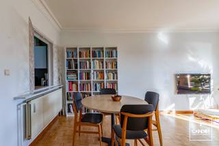 In de Adolf Baeyensstraat 204 in Sint-Amandsberg vind je dit <strong>sfeervolle appartement</strong> op de <strong>derde verdieping</strong>.<br /><br />Dankzij de grote ramen aan de voor- en achterzijde en twee dakkoepels geniet je de hele dag van <strong>veel natuurlijk licht</strong>. Vanuit de leefruimte heb je een prachtig, open <strong>uitzicht op het groen van het Rozebroekenpark</strong>. Ook aan de achterzijde kijk je uit op groen, wat zorgt voor een aangenaam gevoel van ruimte en rust.<br /><br />Het appartement beschikt over een ruime inkomhal met apart toilet, een <strong>gezellige leefruimte</strong> met parketvloer, een aansluitende keuken, een ruime slaapkamer en een <strong>recent vernieuwde badkamer</strong>. Daarnaast is er een terras en een <strong>privatieve kelderberging</strong>.<br /><br />Ook de <strong>ligging </strong>is een absolute troef. Je woont hier<strong> vlakbij het centrum van Gent en station Gent-Dampoort</strong>, maar tegelijk in een verrassend <strong>rustige en groene omgeving</strong>. Het <strong>Rozebroekenpark </strong>ligt letterlijk aan de overkant van de straat: ideaal om te wandelen, sporten of ontspannen. Ook winkels, supermarkten en andere dagelijkse voorzieningen liggen vlakbij.<br /><br />Extra troeven
<ul>
<li><span>Kleinschalig appartementsgebouw met aangename buren</span></li>
<li><span><strong>Lift </strong>aanwezig</span></li>
<li><span>Gemeenschappelijke <strong>verwarmingsinstallatie </strong>vernieuwd in 2018</span></li>
<li><span><strong>Dak</strong> vernieuwd en geïsoleerd in 2021</span></li>
<li><span><strong>Achtergevel </strong>vernieuwd en geïsoleerd in 2024</span></li>
<li><span><strong>Badkamer </strong>volledig vernieuwd in 2025</span></li>
</ul>
Contacteer Laura via <strong>0492 07 26 62</strong> of <strong>laura@convas.be </strong>om dit lichtrijke appartement te ontdekken.