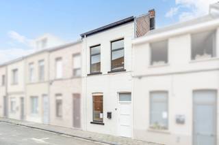 [[ DIT PAND NEEMT DEEL AAN DE ERA OPEN HUIZEN DAG OP 19/9 VAN 9:30 TOT 10:30 ]]
<p><strong>Ben je op zoek naar een gerenoveerde woning met 3 slaapkamers en terras op wandelafstand van het centrum van Aalst? Gevonden!</strong><br />Deze gerenoveerde stadswoning geniet van een uitstekende ligging in de onmiddellijke nabijheid van winkels, scholen, het station, openbaar vervoer en horecazaken. Hierdoor is de woning niet alleen ideaal voor starters of alleenkopers, maar ook bijzonder interessant als investering met een potentieel rendement van circa 4 à 5%. Bovendien geldt er geen renovatieverplichting. Verder beschikt de woning over dubbele beglazing en centrale verwarming op gas met condensatieketel doorheen de woning.</p>

<p>Op het gelijkvloers kom je binnen via de inkomhal die toegang geeft tot de gezellige woonkamer met ruimte voor een zit- en eethoek. Aansluitend bevindt zich de nieuwe keuken met toegang tot het terras, en de badkamer met douche, lavabo en toilet.`Op de eerste verdieping bevinden zich twee slaapkamers. Vanuit één van deze kamers leidt een vaste trap naar de derde slaapkamer op de bovenste verdieping. De aanwezige Veluxramen zijn voorzien van verduistering, wat zorgt voor extra comfort.</p>

<p>Kortom: een praktische en instapklare stadswoning met drie slaapkamers, buitenruimte en een uitstekende ligging in Aalst. Zie jij jezelf hier wonen of investeren? Neem dan snel contact met ons op voor meer informatie of een bezoek ter plaatse!</p>