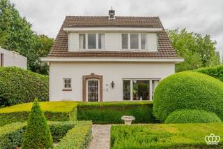 <p><span>Zeer charmante te renoveren woning met garage op een mooi perceel (ca. 1160 m²) te Essen-centrum!</span></p><p><span> </span></p><p><span>INDELING</span></p><p><span> </span></p><p><span>Gelijkvloers</span></p><p><span>Inkomhal met trap naar de verdieping. Woonkamer met open haard en zicht op het terras en de tuin. Aparte eetkamer naast de woonkamer. Achter de eetkamer bevindt zich de keuken en aansluitend badkamer met toilet. Verder is er nog een voorraad kelder (bereikbaar vanuit de hal).</span></p><p><span> </span></p><p><span>1</span><span><sup>ste</sup></span><span> verdieping</span></p><p><span>De nachthal geeft toegang naar 3 slaapkamers en een extra zolderkamer .</span></p><p><span> </span></p><p><span>Tuin</span></p><p><span>Gezellige tuin met heel veel privacy. </span></p><p><span>De garage en extra berging bevinden zich achteraan in de tuin.</span></p><p><span> </span></p>