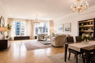 Ruim en lichtrijk appartement (ca. 147 m²) met 2 terrassenBent u op zoek naar een comfortabele en centraal gelegen woning in Antwerpen? Dit ruime...