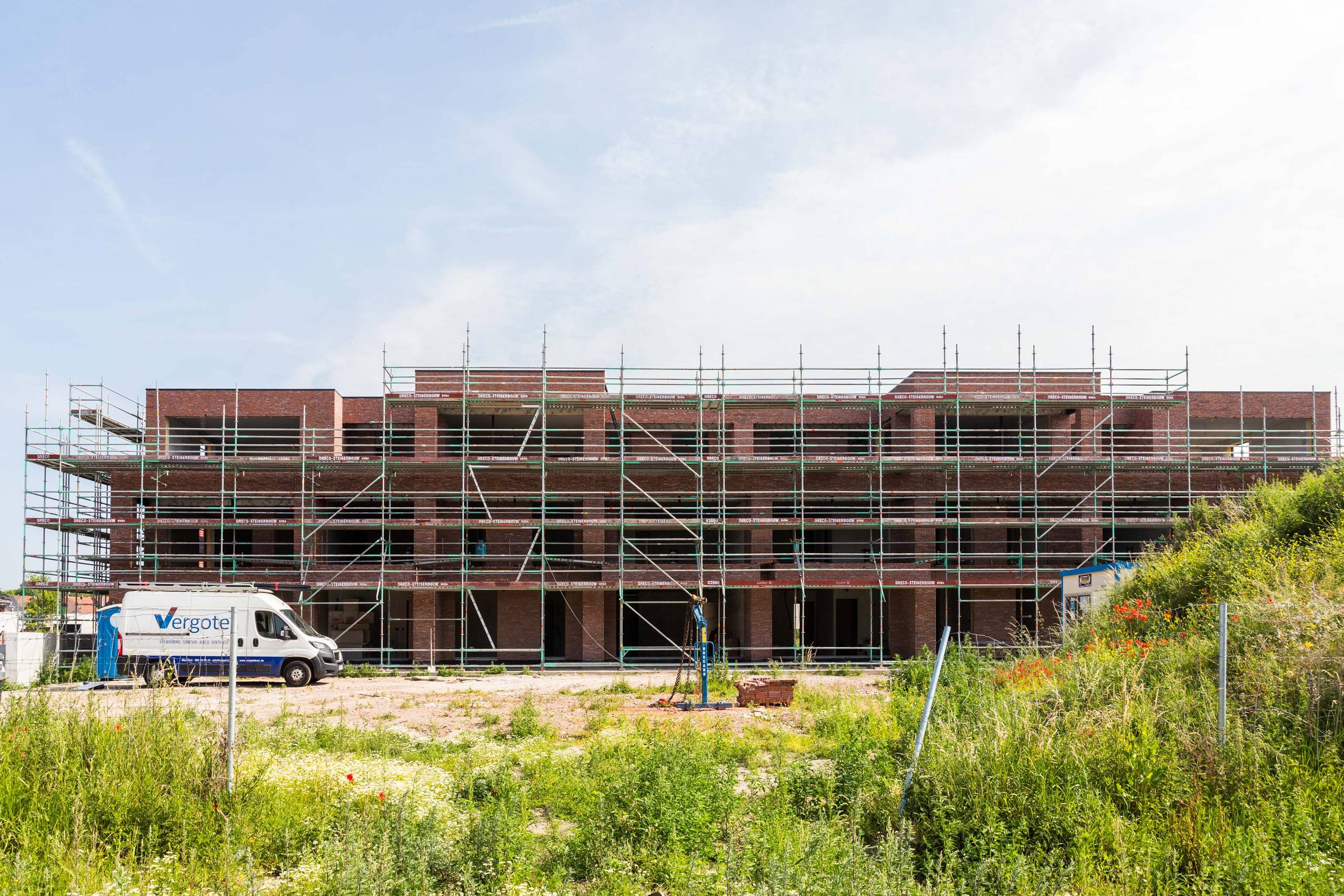 Ruim 2 slaapkamerappartement met tuin en zicht op het water - foto 2