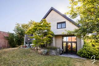 Prachtige architectenwoning met 4 slaapkamers, ruime garage en tuin.<br /><br />Deze alleenstaande woning biedt een aangename combinatie van ruimte, licht en comfort. De woning beschikt over een open, lichtrijke leefruimte met mooie voeling met de tuin en een ruime keuken.<br /><br />Op het gelijkvloers vindt u inkomhal, ruime leefruimte, keuken, apart toilet en bureauruimte/bibliotheek.<br /><br />De eerste verdieping telt vier slaapkamers en badkamer.<br /><br />De volledige onderkeldering, goede bereikbaarheid en gunstige epc zijn extra troeven.<br /><br />Kom je deze prachtige woning graag zelf ontdekken? <br />Contacteer Tom op 0471 59 40 43 of mail naar tom@cornelis-goeman.be
