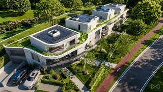 <h2><span>Residentie Helios – Eigentijds wonen in een groene omgeving</span></h2>
<p><span>Ontdek </span><strong><span>Residentie Helios</span></strong><span>, een stijlvol nieuwbouwproject aan de Omleiding 101-105 in Herent. Het project omvat </span><strong><span>18 hedendaagse appartementen</span></strong><span> met één, twee of drie slaapkamers en woonoppervlaktes van circa </span><strong><span>70 tot 120 m²</span></strong><span>. Moderne architectuur, energiezuinig wooncomfort en een groene omgeving komen hier mooi samen.</span></p>
<h3><span>Licht, ruimte en ruime terrassen</span></h3>
<p><span>De appartementen werden ontworpen met bijzondere aandacht voor licht en leefkwaliteit. </span><strong><span>Grote raampartijen</span></strong><span> zorgen voor een aangename, open sfeer en verbinden de leefruimtes met de royale terrassen. Van hieruit geniet je van een prachtig zicht op het </span><strong><span>groene private binnenpark</span></strong><span>, dat een rustig karakter geeft aan de volledige residentie.</span></p>
<p><span>Met verschillende indelingen en oppervlaktes biedt Helios een gevarieerd aanbod. Van een praktisch éénslaapkamerappartement tot een ruim drieslaapkamerappartement: zowel voor eigen bewoning als voor investering zijn er verschillende mogelijkheden.</span></p>
<h3><span>Energiezuinig en comfortabel wonen</span></h3>
<p><span>Residentie Helios combineert hedendaags wooncomfort met moderne, energiezuinige technieken. Ieder appartement wordt onder meer uitgerust met </span><strong><span>vloerverwarming, een warmtepomp, zonnepanelen en ventilatiesysteem D</span></strong><span>. Dit resulteert in een hoog wooncomfort, een gezond binnenklimaat en een bijzonder energiezuinige woning.</span></p>
<p><span>De </span><strong><span>ruime leefterrassen</span></strong><span> vormen bovendien een echte verlenging van de woonruimte en maken het mogelijk om volop te genieten van de groene omgeving.</span></p>
<h3><span>Parkeren en fietsen uit het zicht</span></h3>
<p><span>Onder het gebouw bevindt zich een ruime ondergrondse verdieping met </span><strong><span>autostaanplaatsen en private bergingen</span></strong><span>. Ook voor fietsers is er voldoende ruimte voorzien. Zowel op het gelijkvloers als in de kelder bevinden zich comfortabele fietsenstallingen, met plaats voor gewone fietsen én bakfietsen.</span></p>
<h3><span>Strategische ligging tussen Leuven en Brussel</span></h3>
<p><span>Helios geniet van een centrale ligging in Herent, op korte afstand van Leuven en met een vlotte verbinding richting Brussel. Winkels, scholen, openbaar vervoer en andere dagelijkse voorzieningen bevinden zich in de nabije omgeving. Zo combineert het project een </span><strong><span>groene en aangename woonomgeving met een uitstekende bereikbaarheid</span></strong><span>.</span></p>
<h3><span>Oplevering voorzien in juni 2027</span></h3>
<p><span>De bouwwerken van Residentie Helios zijn momenteel volop aan de gang. De afwerking en oplevering van de appartementen is voorzien tegen </span><strong><span>juni 2027</span></strong><span>.</span></p>
<p><strong><span>Residentie Helios staat voor modern, energiezuinig en comfortabel wonen, met royale buitenruimtes en groen als centrale troef.</span></strong></p>