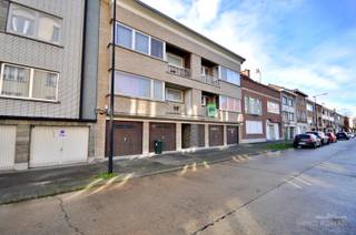 In de Albert Vandeputtestraat, een rustige woonwijk nabij het centrum van Ronse treffen we dit appartement. Gunstig gelegen op wandelafstand van het bruisende stadscentrum, shopping plaza, het station van Ronse en tal van andere voorzieningen.<br /><br />Het appartement bevindt zich in een<strong> kleinschalige residentie </strong>dat bestaat uit 4 appartementen. Er is <strong>geen syndicus</strong> aangesteld, waardoor de gemeenschappelijk kost bijzonder laag is. Het appartement is al enkele jaren <strong>verhuurd</strong> aan dezelfde correcte huurder, waardoor het tevens een ideale investeringseigendom is. <br /><br />Op de eerste verdieping betreden we het appartement via de ruime inkomhal, waar ruimte is voor een dressing. De lichtrijke woonkamer sluit aan bij de geïnstalleerde keuken, met toegang tot het balkon. Verder zijn er nog<strong> 2 volwaardige slaapkamers</strong> aanwezig, een apart gastentoilet en de badkamer. Op het gelijkvloers is er nog een<strong> praktische kelderberging</strong> voorzien van maar liefst 19m², en is er een<strong> ruime garage </strong>aanwezig.<br /><br />Er rust geen renovatieplicht op het appartement en er is een <strong>CONFORME elektrische keuring</strong> aanwezig.<br /><br />Meer info? Contacteer Kyamo De Smet: 0479 06 13 71 of via kyamo@immoroman.be