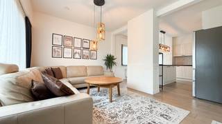 <p>Bij ImmoFusion 7/7 “open huis” : klik op onze 3D-TOUR.<br />Ervaar vastgoed alsof je er zelf doorloopt!<br /><br /></p>
<p>Welkom in deze uitzonderlijk ruime open bebouwing gelegen in een rustige straat te Heusden-Zolder, waar u geniet van volledige privacy en toch overal vlakbij bent. Met een bewoonbare oppervlakte van maar liefst 257m² op een perceel van 860m² biedt deze woning enorm veel ruimte en mogelijkheden voor het hele gezin.<br /><br /></p>
<p>Bij het betreden van de woning komt u terecht in een royale inkomhal met voldoende plaats voor vestiaire en een trap die u naar de bovenverdieping leidt. Vanuit de hal wandelt u door naar de lichtrijke en open leefruimte, waar een gezellige zithoek en eetruimte naadloos in elkaar overvloeien. De open indeling zorgt voor een aangenaam ruimtelijk gevoel en vormt het hart van de woning.<br /><br /></p>
<p>De volledig uitgeruste keuken met kookeiland sluit perfect aan bij de leefruimte en biedt alle comfort voor wie graag kookt en geniet van gezellige momenten met familie of vrienden. Dankzij de directe connectie met de leefruimte blijft u steeds in contact met uw gasten.</p>
<p>Achteraan de woning bevindt zich een bijzonder veelzijdige ruimte met een tweede ruime leefruimte, ideaal als extra zithoek, speelkamer of ontspanningsruimte. Aansluitend vindt u hier ook de badkamer, uitgerust met een douche en toilet en in verzorgde staat.<br /><br /></p>
<p>De woning is bovendien voorzien van een kelder, ideaal voor extra opslag.<br /><br /></p>
<p>Op de bovenverdieping vindt u vier zeer ruime slaapkamers, allen voorzien van voldoende lichtinval en een aangename indeling. De nachthal verbindt de kamers op een praktische manier.<br /><br /></p>
<p>Buiten geniet u van een volledig omheind en aangelegd perceel met een mooie, ruime tuin waar het heerlijk vertoeven is in alle rust en privacy. De perceelbreedte van 17 meter zorgt bovendien voor een aangenaam open gevoel. Verder is er een grote overdekte carport/veranda met een aparte studio, momenteel ingericht als fitnessruimte. Deze ruimte kan eenvoudig aangepast worden naar een praktijkruimte, hobbykamer of extra leefruimte.<br /><br /></p>
<p>De woning werd langs binnen reeds grondig vernieuwd in 2022, waardoor u kan genieten van een frisse en hedendaagse afwerking. Hoewel het EPC-label F bedraagt, biedt dit net opportuniteiten om met enkele gerichte ingrepen zoals isolatie, eventueel overschakelen naar gas en zonnepanelen, de energiezuinigheid aanzienlijk te verbeteren.<br /><br /></p>
<p>Gelegen in een rustige omgeving maar met een uitstekende bereikbaarheid naar winkels, scholen en invalswegen, combineert deze woning het beste van twee werelden.<br /><br /></p>
<p><strong>Pluspunten:</strong></p>
<p>- Uitzonderlijk ruime woning (257m²)<br />- 4 zeer ruime slaapkamers<br />- Groot perceel van 860m² (17m breed)<br />- Volledig omheind en aangelegde tuin<br />- Binnenzijde vernieuwd in 2022<br />- Open leefruimte met eilandkeuken<br />- Tweede leefruimte aanwezig<br />- Multifunctionele ruimte (studio/fitness/praktijk)<br />- Kelder aanwezig<br />- Rustige ligging, toch overal dichtbij<br /><br /></p>
<p>Voor een bezichtiging ter plaatse of meer info, bel ons op 078/78.78.70, of kom gewoon binnen op ons kantoor, steeds welkom!</p>
<p></p>