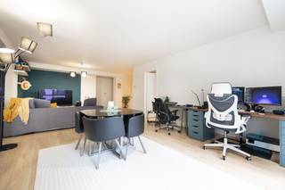 BRUSSELS CENTRUM, Martelarenplein, gelegen op de 2e verdieping van een gebouw uit 2013, mooi appartement van ± 87m² in goede staat. Het bestaat...