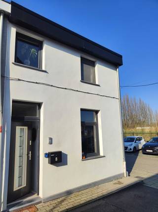 Deze gezellige woning in het rustige Terhagen (Rumst) biedt een ideale combinatie van comfort, ruimte en een goede ligging tussen Antwerpen en Mechelen.<br /><br />De woning bestaat uit een lichtrijke leefruimte, een open keuken, twee slaapkamers, één badkamer en één zolderkamer. Buiten is er een ommuurde ruimte van 16 m² met volledig aangelegd terras, zonder inkijk, met achterdeur naar de straat.<br /><br />Dankzij de vlotte verbinding naar de A12 en E19 zijn zowel Antwerpen, Mechelen als Brussel snel bereikbaar. <br /><br />Ligging: dicht bij scholen, openbaar vervoer, grote supermarkt, bakker, frituur, …<br /><br />Indeling: 2 slaapkamers, 1 badkamer, 2 toiletten, 1 open keuken, 1 living, 1 zolder, 1 wasruimte, 1 berghok en 1 tuin.<br /><br />Troeven:<br /> ✔ EPC B<br /> ✔ privé parking voor het huis<br /> ✔ half open gebouw in een doodlopende straat<br /> ✔ totale renovatie in 2022<br /> ✔ rustige buurt<br /> ✔ tuin met terras<br /> ✔ goede verbindingen<br /> ✔ ideale instapswoning<br /><br />Interesse? Neem gerust contact op voor een bezoek.<br />De kijkdagen zijn op zondag maart 10-15uur en op woensdag 25 maart van 14-20uur.<br />