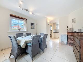 Halfopen woning rustig gelegen in de residentiële wijk De Simli, op wandelafstand van het strand, winkels en andere voorzieningen. Deze...