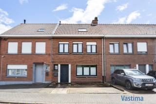 Op zoek naar een instapklare gezinswoning waar ruimte, comfort en een uitstekende ligging hand in hand gaan? Dan is deze verzorgde woning met 2 private staanplaatsen, een zuidgerichte tuin en prachtig zicht op het Vrijheidspark absoluut een bezoek waard.<br /><br />Deze woning biedt een uitzonderlijke kans voor gezinnen en starters die op zoek zijn naar een warme thuis zonder ingrijpende werken. Doorheen de jaren werd de woning grondig gemoderniseerd en steeds met zorg onderhouden. Zo beschikt u over conforme elektriciteit, is asbestveilig, EPC-label C, dubbele beglazing in PVC, rolluiken, een vernieuwde keuken, badkamer en een kwalitatieve interieurafwerking. Dankzij de degelijke betonconstructie en het beperkte kadastraal inkomen vormt dit bovendien een bijzonder interessante investering.<br /><br />Op het gelijkvloers geniet u van een aangename open leefruimte waar eetkamer, zithoek, veranda en keuken naadloos in elkaar overvloeien. De vele raampartijen zorgen voor een overvloed aan natuurlijk licht en creëren een directe verbinding met de tuin. De veranda doet momenteel dienst als speelruimte voor de kinderen, maar vormt evengoed een ideale uitbreiding van de leefruimte dankzij het aanwezige schuifraam. Verder beschikt het gelijkvloers over een apart toilet, een praktische wasruimte en extra bergruimte.<br /><br />Op de eerste verdieping bevinden zich 2 ruime slaapkamers, een badkamer uitgerust met bad en toilet en een doorloopdressing die toegang geeft tot de zolderverdieping. Hier werd een masterbedroom ingericht die uitblinkt in ruimte en mogelijkheden. Wenst u extra slaapkamers? Dan kan deze verdieping eenvoudig worden opgesplitst waardoor u in totaal 4 slaapkamers creëert.<br /><br />Buiten wacht een zonnige tuin met groot terras en een prachtig open zicht op het Vrijheidspark. Hier kunnen kinderen zorgeloos spelen terwijl u geniet van rust, privacy en gezellige momenten met familie en vrienden. Een zomerse barbecue of ontspannen avond in het groen krijgt hier een extra dimensie.<br /><br />Een bijkomende troef zijn de 2 private staanplaatsen voor de woning. Thuiskomen zonder parkeerzorgen wordt hier dagelijkse realiteit.<br /><br />Dankzij de nabijheid van winkels, scholen, openbaar vervoer en belangrijke verbindingswegen combineert deze woning een rustige woonomgeving met een bijzonder praktische ligging.<br /><br />Bent u op zoek naar een instapklare gezinswoning met ruimte, parkeergelegenheid, een zonnige tuin en een uniek uitzicht op het groen? Contacteer ons vandaag nog voor een bezoek en ontdek zelf waarom deze woning de ideale plek is om uw volgende hoofdstuk te schrijven.