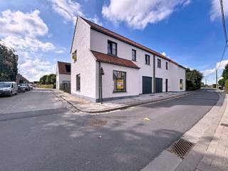 <h1><span>Volledig afgewerkte nieuwbouwwoning in het charmante Oostvleteren.</span></h1><h1><span>De indeling van de woning is als volgt:</span></h1><h1><span> </span></h1><h1><span>Gelijkvloers:</span></h1><h1><span>Inkomhal, gastentoilet, lichtrijke leefruimte met open keuken - de keuken kan nog vrij gekozen worden bij Kaster keukens Roeselare. </span></h1><h1><span>Inpandige garage met sectionale poort en doorgang naar de tuin. </span></h1><h1><span>Berging onder de trap. </span></h1><h1><span> </span></h1><h1><span>1ste verdieping: </span></h1><h1><span>Nachthal, drie volwaardige slaapkamers, badkamer met douche en dubbele lavabo. Apart toilet en extra berging/technische ruimte.</span></h1><h1><span> </span></h1><h1><span>Zolderverdieping:</span></h1><h1><span>Stockagezolder bereikbaar via zoldertrap. </span></h1><h1><span> </span></h1><h1><span>Tuin: </span></h1><h1><span>Westgerichte, volledig aangelegde tuin.</span></h1><h1><span>Poortje aan de zijkant van de tuin.</span></h1><h1><span> </span></h1><h1><span>Troeven: </span></h1><h1><span>- Zonnepanelen</span></h1><h1><span>- Ventilatiesysteem D</span></h1><h1><span>- Volledig afgewerkte woning</span></h1><h1><span>- Rustige ligging</span></h1><h1><span>- Keuken nog naar eigen smaak te kiezen</span></h1><h1><span>- Kwalitatieve materialen</span></h1><h1><span>- Tijdloze woning in pastoriestijl</span></h1><h1><span>- Regenput 5000L</span></h1><h1><span> </span></h1><h1><span>MOGELIJKHEID TOT AANKOPEN AAN 6% (mits voldoen aan de voorwaarden)</span></h1>