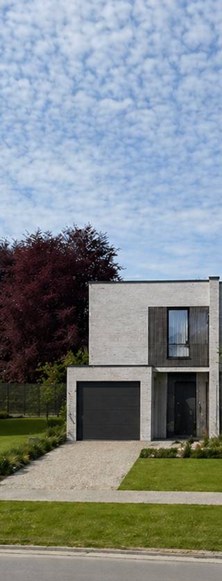 TE KOOP - Bouwgrond van 775 m² te Lede<br /><br />Deze ruime bouwgrond van 775 m² is gelegen op een strategische locatie te Lede. Dit perceel is geschikt voor een halfopen bebouwing. <br /><br />De ligging is bijzonder interessant voor wie belang hecht aan bereikbaarheid. Op korte afstand bevinden zich maar liefst twee opritten van de autostrade, waardoor steden zoals Aalst, Gent en Brussel vlot bereikbaar zijn. Ook zijn er tal van winkels op korte afstand. <br /><br />Wenst u meer info contacteer: kristof.de.clercq@albert.immo of 0474/76 45 11