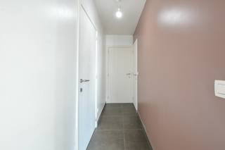 Gelijkvloers appartement op centrale ligging in Oudenburg. Het appartement bestaat uit een inkomhal, apart toilet, lichtrijke leefruimte met open keuken. Verder is er nog een bureauruimte, 1 slaapkamer, een berging en een badkamer. Er kan ook gebruikt gemaakt worden van een koertje.<br /><br />Totale oppervlakte: 77m² - Centrale verwarming op aardgas - Maandelijkse huurprijs: €660,00 en gemeenschappelijke kosten €50/ maand - Beschikbaar vanaf 01/07/2026 - EPC : 126kWh/m² - Ref: OU28850