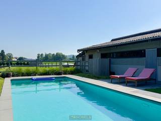 PERFECT ONDERHOUDEN BUNGALOW, gelegen op een UITERST RUSTIGE en LANDELIJKE LOCATIE met ZICHT OP DE KOPPENBERG. Deze LAAGBOUWVILLA werd in 1988 GRONDIG GERENOVEERD en sindsdien PIEKFIJN ONDERHOUDEN OOK. Gelegen op een UITGESTREKT PERCEEL van ca. 4.279 m², combineert deze eigendom COMFORTABEL WONEN met een UITZONDERLIJKE BUITENRUIMTE en TAL VAN MOGELIJKHEDEN voor ZELFSTANDIGEN, HOBBYISTEN of DIERENLIEFHEBBERS. Een ABSOLUTE MEERWAARDE is de combinatie van een INSTAPKLARE WONING, een RUIME LOODS van ca. 230 m², een VERWARMD ZWEMBAD (40m²), een SFEERVOLLE VIJVER en VERSCHILLENDE WEIDES, waardoor deze eigendom zich perfect leent voor wonen in combinatie met OPSLAG, een ZELFSTANDIGE ACTIVITEIT ,...<br />De indeling gaat als volgt: via de inkomhal heeft u toegang tot een gastentoilet en een 1ste slaapkamer of bureauruimte. Verder betreedt u de ruime woonkamer, die naadloos aansluit op een lichtrijke veranda (voorzien van airco ) met prachtig uitzicht op de tuin. Aansluitend treft men de ingerichte keuken, een 2de en 3de slaapkamer, een ingerichte badkamer, een praktische wasplaats, een 2de inkom en een ruime kelder die extra opslagmogelijkheden biedt.<br />Buitenshuis geniet u van een brede oprit tot aan het magazijn en nog 2 afzonderlijke parkeerplaatsen vooraan. Achteraan bevindt zich de veelzijdige loods, uitgerust met een koelcel, stallingsruimte en een aparte doucheruimte. De fraai aangelegde tuin met verwarmd zwembad en buitendouche, vijver en uitgestrekte weides maakt het plaatje compleet en biedt een uitzonderlijke woonbeleving in alle rust.<br />Bijzondere troef!: Zeer lage elektriciteitsfacturen door de aanwezigheid van 38 zonnepanelen. Een recente thuisbatterij van BYD en nieuwe hybride omvormer met energie management systeem van SMA!<br /><br />Adres: Schapendries 99 te Leupegem (Oudenaarde)<br /><br />EPC: in aanvraag, G-score en P-score D; Geen renovatieverplichting van toepassing; Bestuursmaatregelen in het maatregelenregister: Neen; Beschikbaarheid te bespreken met eigenaar