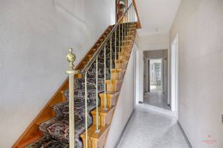Deze statige, te renoveren halfopen woning biedt uitzonderlijk veel potentieel voor wie op zoek is naar ruimte, rust en een uitstekende ligging...