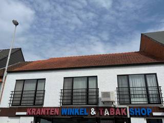 Pal in het centrum gelegen opgefrist appartement (1ste verdiep - geen lift) omvat aparte inkomhal op het gelijkvloers voor eventueel fiets...