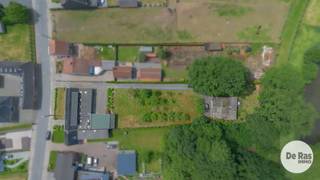 VLIERZELE - Bent u op zoek naar een eigendom waar wonen, werken en genieten perfect samengaan? Dan zal deze uitzonderlijke eigendom u ongetwijfeld weten te bekoren.<br />Gelegen in een rustige zijstraat van de Gentsesteenweg, op de verbindingsas tussen Gent en Aalst, geniet u hier van een uitstekende bereikbaarheid naar de E40 en alle belangrijke invalswegen, terwijl u tegelijk woont in een groene en landelijke omgeving waar rust centraal staat.<br /><br />De eigendom bestaat uit een ruime gezinswoning met een ruime werkplaats én een volledig uitgeruste chalet die achteraan op het perceel is gelegen. Deze combinatie maakt het geheel bijzonder veelzijdig en geschikt voor tal van toepassingen.<br />De hoofdwoning omvat een inkomhal, een ruime en lichtrijke leefruimte, een volledig ingerichte keuken met praktische bijkeuken, een slaapkamer op het gelijkvloers, een badkamer en twee garages. Aansluitend bevindt zich een werkplaats van maar liefst 75 m², ideaal voor de zelfstandige, de hobbyist, een vrij beroep of iedereen die nood heeft aan extra werk- of opslagruimte. Op de verdieping bevinden zich nog twee grote slaapkamers die gemakkelijk kunnen worden omgevormd tot meerdere kamers.<br /><br />Vanuit de woning geniet u van een prachtig zicht op de ruime tuin, die zorgt voor een oase van rust en privacy. Achteraan bevindt zich een volledig ingerichte chalet met een gezellige woonkamer, keuken, veranda, badkamer, bureau en slaapkamer. Het panoramische uitzicht over het omliggende groen maakt deze plek werkelijk uniek.<br /><br />Een bijkomende troef is dat de chalet bereikbaar is via een afzonderlijke zijoprit, waardoor beide wooneenheden onafhankelijk van elkaar kunnen functioneren.<br />Deze eigendom leent zich dan ook perfect voor kangoeroewonen, een zorgwoning, een combinatie van wonen en werken, een zelfstandige activiteit aan huis of het creëren van een afzonderlijke woongelegenheid voor familie of gasten. Dankzij de doordachte indeling geniet iedere bewoner bovendien van voldoende privacy.<br /><br />Kortom, bent u op zoek naar een eigendom die ruimte, rust, bereikbaarheid en uitzonderlijke mogelijkheden combineert? Dan is dit een unieke kans die u niet mag missen.<br />Laat u verrassen door de vele mogelijkheden van deze bijzondere eigendom en plan vandaag nog uw bezoek.