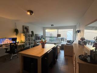 Dit aangename gelijkvloersappartement is ideaal gelegen op wandelafstand van het centrum van Nazareth en een bushalte. Het appartement maakt deel uit van een kleinschalige residentie met slechts vier appartementen, wat bijdraagt aan het rustige en aangename wooncomfort.
Met een bewoonbare oppervlakte van 77 m² en een ruim terras waar je volop kan genieten van de avondzon, biedt dit appartement alles voor comfortabel wonen.
Een extra troef is dat er zowel een private autostaanplaats als een afsluitbare garagebox inbegrepen zijn in de huurprijs.
Indeling: inkomhal, gastentoilet, lichtrijke leefruimte met open, geïnstalleerde keuken, berging/wasplaats, badkamer met douche in bad en één slaapkamer.
Gemeenschappelijk kosten inbegrepen in de huurprijs.
Wenst u meer informatie of een bezoek? Neem contact op met ons kantoor.
www.descheldegalm.be