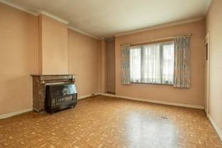 Ben je op zoek naar een zeer ruime woning met tal van mogelijkheden?Dan is deze eigendom absoluut een buitenkans voor wie graag de handen uit de...