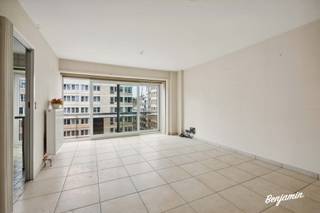 - Central location near the casino of Ostend: Leopold II-laan 15 bus 601<br />- Apartment on the 6th floor of Residence Zeebries<br />- Excellent EPC: 152 kWh/m²/year, label B, UC: 3590830<br />- Bright living space<br />- Practical kitchen<br />- Balcony<br />- 2 bedrooms<br />- Bathroom with sink and shower cabin<br />- Included cellar storage<br />- Asking price: € 269,000