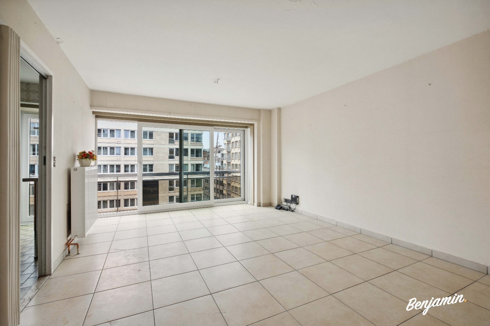 Ready-to-move-in apartment with 2 bedrooms, balcony, and storage in a central location in Oostende. - photo 3
