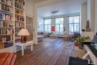 <p><span>Juste derrière le coin de l'une des places les plus animées d'Anvers se trouve ce petit bijou restauré, discret et exceptionnellement charmant.</span></p><p><span>La maison est baignée de lumière et offre une vue magnifique sur la nef de l'église Saint-Georges et le jardin du presbytère, juste derrière la porte.</span></p><p><span>L'arrière est orienté au sud et offre une vue dégagée, sans vis à vis et avec beaucoup de lumière.</span></p><p><span>Lorsque vous franchissez la porte, la ville est vraiment à vos pieds, tandis que la maison offre plus que suffisamment de calme et de tranquillité grâce à son emplacement dans la rue Schermersstraat </span></p><p><span>Tout est accessible à pied : boulangeries, boucherie, supermarché, marchand de journaux, marché, parc de la ville, théâtres, pubs, restaurants, etc... et pour ceux qui veulent encore une voiture, il y a des places de parking à louer à 30 mètres de la maison. </span></p><p><span>Le rez-de-chaussée où il y a actuellement des cabinets, offre la possibilité d'accueillir une activité professionnelle ou un Airbnb, studio, etc..</span></p><p><span>vivre au premier étage, laver au niveau de la mezzanine, dormir au 2ème et 3ème étage.</span></p><p><span>Au 3ème étage, toutes les canalisations d'alimentation et d'évacuation sont prêtes à installer une deuxième salle de bain si souhaité.</span></p>