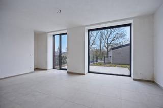 Energiezuinige nieuwbouwwoning met 3 slaapkamers in groene omgeving
Welkom in deze moderne, energiezuinige nieuwbouwwoning, gelegen in de rustige en groene omgeving van Spoorweglaan 53 te Herne. Deze prachtige woning combineert hedendaags wooncomfort met een duurzame en energie-neutrale bouwstijl.
Bij het betreden van de woning wordt u verwelkomd in een lichtrijke leefruimte met een open keuken, perfect voor gezellige momenten met familie en vrienden. De keuken is volledig uitgerust en biedt een stijlvol en functioneel ontwerp. Aansluitend vindt u een praktische berging, ideaal voor extra opslagruimte.
Op de bovenverdieping bevinden zich drie ruime slaapkamers en een moderne badkamer, voorzien van alle comfort. Dankzij de energiezuinige technieken geniet u van een lage energiekost en een aangenaam binnenklimaat, het hele jaar door.
Buiten biedt de woning een mooie tuin waar u in alle rust kunt ontspannen. Daarnaast beschikt u over twee private parkeerplaatsen en een ruime berging, wat zorgt voor extra gemak.
Deze woning is ideaal voor wie op zoek is naar een duurzame, moderne thuis in een groene en goed bereikbare omgeving.
Interesse? Contacteer ons voor meer informatie of een bezoek! Michael@immoaccenta.be