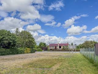 NIEUWE VOORWAARDEN!<br /><br />Uniek perceel bouwgrond van 1.500m² (25m breed x 60m diep, aan 265€/m²) met in het verlengde een gelijklopend, aanpalende groenzone van 1.000m² (25m breed x 40m diep aan 50€/m²) in residentiële omgeving, perfect rechthoekig. Gelegen op een uitstekende locatie schuin over villawijk Eikhofstraat en langs de verbindingsbaan Diksmuide-Ieper, biedt dit perceel tal van mogelijkheden. (zoals vrije beroepen, dokters, advocaten, tandartsen, architecten, boekhouders, eveneens particulieren,...)<br /><br />De aanpalende 1000 m² aan tuingrond kan bijgekocht worden voor €50.000.<br /><br />Voordelen van de locatie:<br />1.Op 10km van de kust, 10km van de autosnelweg, en in vlotte verbinding naar de belangrijkste steden.<br />2.Slechts 3 minuten met de auto naar het gezellige centrum van Diksmuide, met z'n Grote Markt, talrijke horecazaken en winkels, openbaar vervoer, scholen en meerdere recreatieve activiteiten, sportbeoefeningen en ontspanning.<br />3.Op 3km van het prachtige natuurreservaat de Blankaart, ideaal voor de natuurliefhebbers.<br />4.Ook interessant als veilige belegging.
