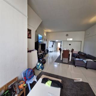 Opbrengsteigendom bestaande uit handelsgelijkvloers en duplexappartement. Centraal gelegen, makkelijk verhuurbaar. Indeling: Gelijkvloers:  inkomhal,...