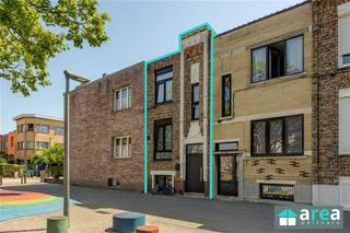 <p><span>Achter een charmante en authentieke gevel, in een rustige straat, vinden we deze modern gerenoveerde gezinswoning terug. Het betreft een ruime woning met 4 slaapkamers, 2 badkamers en een gezellige zuidgerichte tuin. De woning werd tot in de puntjes gerenoveerd in 2023 met oog op detail. De Mortex afwerking biedt een strak en puur gevoel en vormt een prachtig geheel! Gelegen in een vlot bereikbare buurt, op wandelafstand van winkels, scholen, openbaar vervoer en het groene Rivierenhof. Dankzij de nabijheid van de Ring geniet u bovendien van een uitstekende verbinding met Antwerpen-centrum en de omliggende gemeenten.<br /><br />Mogelijkheid overname parkeerplaats naast de deur (€68,83/mnd)</span></p><p><span> </span></p><p><span>Grootste troeven</span></p><p><span>-Centrale locatie</span></p><p><span>-Recente hoogwaardige totaalrenovatie (2023)!</span></p><p><span>-Future proof wonen: Gunstig EPC (B) van 115kWh/(m²jaar)</span></p><p><span>-Vloerverwarming (GLVL)</span></p><p><span>-Renson C+ ventilatie</span></p><p><span> </span></p><p><span>Indeling:</span></p><p><span>-GLVL: De ruime & lichte living vloeit naadloos over in de volledig geïnstalleerde keuken dankzij de Mortex vloer. Achteraan bevindt zich de zuid-gerichte tuin (40m²), een ware privé-oase waar je tot rust komt!</span></p><p><span>-V1: 2 ruime slaapkamers (13m² & 12m²) langs voor- en achterzijde. Centraal treffen we de ingerichte badkamer (9m²) met douche en ligbad alsook een apart toilet.</span></p><p><span>-V2: Hier bevinden zich de laatste 2 slaapkamers (19m² & 12m²), waarvan de grootste geniet van een ensuite badkamer (4m²) met douche en toilet. Tot slot is er nog een technische ruimte (3m²).</span></p><p><span> </span></p><p><span>Voor meer informatie kan u terecht bij Area Partners. INFO@area.be of 03/284.60.60</span></p><p><span> </span></p>