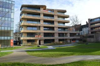 Dit luxueuze appartement met 2 slaapkamers, prachtige inrichting en uniek zicht op de Leie alsook de Broeltorens met een topligging in hartje...