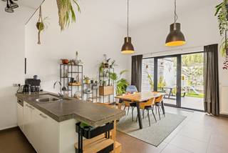 Deze moderne rijwoning (bouwjaar 2009) is gelegen nabij het centrum van Turnhout. Ze is ideaal gelegen op wandelafstand van het centrum, maar toch ook met een vlotte verbinding naar de Ring van Turnhout. De woning beschikt over een gunstig EPC label (A) en is perfect instapklaar. Ideaal voor jong koppel, alleenstaande of startend gezin. <br /><br />Indeling: <br />U betreedt de inkomhal van deze woning voorzien van een gastentoilet en vestiaire. De glazen deur biedt u toegang tot de leefruimte. Deze kijkt uit op het achtergelegen stadstuintje en is ingericht met een open keuken voorzien van keramische kookplaat, vaatwasser, heteluchtoven en koelkast. <br />De trap vanuit de eetruimte brengt u tot de volgende etage op parket. Hier treft u een gezellige zithoek met open vide zodat u de connectie behoudt met de leefruimte op het gelijkvloers. <br />De masterbedroom, tevens op parket, bevindt zich een halve verdieping hoger en is rustig gelegen aan de achterzijde van de woning. Er is voldoende ruimte voor het plaatsen van een grote dressingkast. <br />Op de bovenste verdieping treft u de twee overige slaapkamers die dienst kunnen doen als kinderslaapkamer/bureau/... Hier bevindt zich eveneens de badkamer voorzien van ligbad, douche en dubbele lavabo, alsook een apart toilet. Via een trap bereikt u het dakterras op bankirai.<br />Stadstuintje met berging en terras. <br /><br />Bijzonderheden: <br />- gunstige locatie nabij het centrum van Turnhout<br />- zeer gunstig EPC (A)<br />- verwarming op aardgas dmv radiatoren<br />- zonnepanelen<br />- instapklaar!