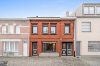 Te koop: ruime gesloten woning in Zele, gelegen aan de Langestraat op de stadsrand, nabij openbaar vervoer en invalswegen.Deze ruime gezinswoning...