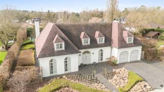  Prachtige villa op een perceel van 1.500m² in het groene Sint-Job. In een rustige en gegeerde villawijk, nabij het centrum van Sint-Job en met een...