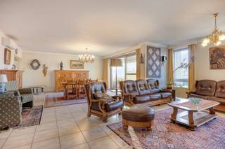 In de Van Eycklaan, nabij het cultuurcentrum Achterolmen, bevindt zich dit grote appartement van 143 m2 met ruim terras en automatische zonnewering. De grote alluminium ramen tot aan de vloer aan twee zijden van het appartementsgebouw geven veel daglicht met de opgaande zon aan de slaapkamerkant en de ondergaande zon aan de woonkamerkant met een terras van 8 m2. De ramen werden ook recent vernieuwd.De keuken is op maat gemaakt met een ingebouwde frigo, aparte diepvriezer en inductiekookplaat. De badkamer is voorzien van een nieuwe inloopdouche, nieuw toilet, Miele wasmachine en droogkast. De ingebouwde kasten bieden daarnaast veel opbergruimte. De dakkoepel zorgt voor extra licht. Op het onlangs vernieuwde en geïsoleerde dak staan 10 privatieve zonnepanelen. Ook de muren zijn geïsoleerd. Met een EPC A is het appartement uiterst energiezuinig met recente geplaatste airco units in de leefruimte en op de gang bij de slaapkamers. De buitenunit staat onzichtbaar en geruisloos op het platte dak. In de ondergrondse garage met automatische poort is één staanplaats, fietsenstalling en een privatieve berging van 6 m2. De CV-ketel, electriciteitsmeter, omvormer en thuisbatterij bevinden zich ook hier. Het gebouw wordt zeer goed beheerd en onderhouden. Ook de tuin en parking vooraan. Veel eigenaars wonen hier zelf.Afspraak via Dewaele.com!De algemene voorwaarden van Dewaele DIY kunt u steeds raadplegen via dewaele.com.