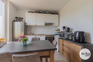 EERSTE BEZOEKDAG VRIJDAG 21/08 VAN 16U - 19U (ENKEL OP AFSPRAAK!!)<br /><br />LEDE - Centraal gelegen rijwoning met 3 slaapkamers<br />Alle voorzieningen zoals winkels, scholen, openbaar vervoer en het station zijn nabij.<br /><br />In 2019 onderging deze stadswoning een totaalrenovatie.<br />Naar indeling toe beschikt het op het gelijkvloers over een inkomhal, een gastentoilet, een keuken en een woonkamer.<br />Op de eerste verdieping bevinden zich twee slaapkamers en de badkamer met douche en toilet.<br />De zolderverdieping herbergt de derde slaapkamer met douche en lavabo.<br /><br />Naar comfort toe beschikt deze woning over centrale verwarming op gas, dubbele beglazing en conforme elektrische installaties.<br /><br />Dit pand kan ook perfect dienen als opbrengsteigendom, het is tevens momenteel verhuurd via het SVK.<br /><br />Kortom bent u op zoek naar een centraal gelegen rijwoning met 3 slaapkamers die u een mooi rendement kan opleveren, aarzel dan niet en maak snel uw afspraak! Voor meer info of bezoek 053/60.65.60<br /><br />De vermelde prijs is een richtprijs. Na ontvangst van de biedingen zal de verkoper beslissen of hij/zij de eigendom verkoopt aan het beste bod. De richtprijs is aldus niet bindend voor de verkoper. Voor meer info kunt u ons contacteren of het reglement raadplegen op onze website.