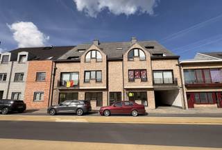 <p><span>Instapklaar gelijkvloers appartement met garage</span></p><p><span>Dit instapklare gelijkvloers appartement is gelegen in het centrum van Appels en werd recent geschilderd . Dankzij de gelijkvloerse ligging, de aangename lichtinval, de aanwezigheid van een garage en de praktische indeling is dit een comfortabele woonst die meteen kan worden betrokken.</span></p><p><span>Via de inkomhal kom je in de zeer lichtrijke leefruimte met open, ingerichte keuken. De keuken is uitgerust met een dampkap, fornuis, combi-oven, koelkast en dubbele spoelbak en sluit aan op een gezellige toog met vier krukken. Aansluitend bevindt zich een ruime berging met plaats voor een wasmachine.</span></p><p><span>Het appartement beschikt over twee slaapkamers van respectievelijk ca. 15 m² en 12 m². De badkamer is uitgerust met een heerlijk bubbelbad. Verder is er een afzonderlijk toilet.</span></p><p><span>Een grote meerwaarde is de bijhorende garagebox. Daarnaast beschikt het appartement over een private kelder en is er een gemeenschappelijke fietsenberging beschikbaar.</span></p><p><span>Een praktische en comfortabele woonst op een centrale ligging, ideaal voor wie op zoek is naar een instapklaar appartement met voldoende bergruimte en een eigen garage.</span></p><p><span>Onmiddellijk beschikbaar.</span></p><p><span>Huurprijs: 850/maand + 60 gemeenschappelijke kosten.</span></p><p><span>Voor verdere info of bezoek ter plaatse contacteer Immo Twins op het nummer 052/55.55.55 of via info@immotwins.be</span></p>