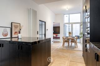 Onder de toren van de Onze-Lieve-Vrouwe kerk bevindt zich deze gerenoveerde stadswoning. <br /><br />Rustig en gunstig gelegen in het commerciële centrum, gastronomische restaurants, musea,...<br /><br />De woning genoot een totaalrenovatie en werd met veel smaak en oog voor detail afgewerkt.<br /><br />Op het gelijkvloers komt men via de inkomhal in een lumineuze leefruimte ingedeeld in een gezellige zitruimte met inbouwkasten en een open maatkeuken afgewerkt in eik en natuurstenen werkblad met Miele toestellen. <br /><br />Aansluitend aan de leefruimte is er overigens een ruim en cosy terras voorzien. <br /><br />Op de verdiepingen bevindt zich de royale masterbedroom voorzien van een gashaard, een ruime badkamer met ligbad, dubbel lavabomeubel en inloopdouche, een 2de slaapkamer voorzien van een lavabo, een derde slaapkamer en helemaal boven is er nog een 4de slaapkamer / bureau. <br /><br />Deze charmante woning is tevens uitgerust met armaturen, lamellen, inbouwkasten in houtfineer en een kelder. <br /><br />Bijzonderheden:<br /><br />* Volledig gerenoveerd met kwalitatieve materialen en technieken<br />* Zongericht terras <br />* Centrale ligging in de binnenstad