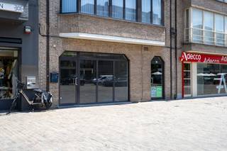 Op een absolute <strong>topligging</strong>, pal op de <strong>Markt van Deinze</strong>, vindt u deze gelijkvloerse handelsruimte van <strong>139 m²</strong>. Dankzij de <strong>grote raampartij</strong> geniet de ruimte van een <strong>uitstekende zichtbaarheid</strong>. Deze eigendom is perfect inzetbaar als <strong>kantoor</strong>, <strong>praktijkruimte voor vrije beroepen </strong>of voor <strong>andere handelsdoeleinden</strong>. <br /><br />De indeling bestaat uit een ruime <strong>centrale werkruimte</strong>, aangevuld met een <strong>aparte bureauruimte </strong>of<strong> vergaderzaal</strong>. Achteraan bevinden zich de <strong>kitchenette</strong>, <strong>sanitair</strong>, een <strong>stockageruimte</strong> en een <strong>technische ruimte</strong>. <br /><br />De handelsruimte is uitgerust met <strong>centrale verwarming</strong> op gas en beschikt over <strong>airconditioning</strong> voor een aangenaam binnenklimaat. <br /><br /><strong>Extra troef</strong>: een <strong>eigen private parking </strong>met maar liefst <strong>7 parkeerplaatsen </strong>aan de achterzijde van het gebouw, een <strong>zeldzaamheid</strong> in het <strong>centrum van Deinze</strong>! <br /><br />Contacteer Matthis op 0477 804 350 - matthis@dekeyser.immo of Leopold op 0499 618 354 - leopold@dekeyser.immo