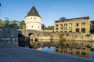 Vivre à One Broel est spécial à tous points de vue. Entouré de paix, de verdure, d'eau et de vues uniques, ce projet exclusif offre une expérience de vie à la fois luxueuse et sereine.<br /><br />Cet appartement aux finitions soignées d'une surface habitable de 85 m² est situé au deuxième étage.<br /><br />Disposition :<br />- hall d'entrée spacieux avec toilettes séparées<br />- espace de rangement spacieux et pratique<br />- espace de vie lumineux avec parquet<br />- cuisine ouverte entièrement équipée avec tout le confort<br />- deux chambres<br />- salle de bain élégante avec double vasque et douche à l'italienne<br />- grande terrasse avec vue imprenable sur les tours Broel et la cour verdoyante<br />- possibilité d'acheter une place de parking souterraine (45 000€)<br /><br />Avantages :<br />- emplacement central mais extrêmement calme<br />- finition raffinée et de haute qualité<br />- équipé d'une domotique<br /><br />One Broel est synonyme de style de vie dans un cadre exceptionnel.<br /><br />Vous souhaitez obtenir plus d'informations sur cet appartement ou vous souhaitez visiter le site ?<br /><br />Contactez Xan Debaenst (0477 56 02 71)<br /><br /><br /><br />Registre des mesures: non