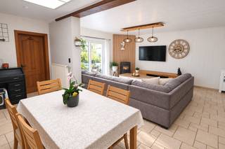 In de Opex, beter gekend als de Vuurtorenwijk van Oostende, bevindt zich deze instapklare en goed onderhouden gezinswoning met een zuidgericht terras en tuin. Een woning die ruimte, praktisch wooncomfort en een vlotte bereikbaarheid mooi combineert.<br />Op het gelijkvloers vindt u een lichtrijke leefruimte en een ingerichte keuken. Daarnaast is er een extra douchekamer, wat zorgt voor bijkomend comfort. De woning beschikt verder over drie volwaardige slaapkamers en een tweede badkamer op de verdieping.<br />De ruime kelder biedt heel wat extra bergruimte en mogelijkheden. Ook de zolderverdieping vormt een mooie troef en kan verder worden ingericht als extra slaapkamer, hobbyruimte of bureau.<br />Een absolute meerwaarde is de dubbele garage. Deze biedt niet alleen plaats aan meerdere wagens, fietsen en motoren, maar kan ook perfect dienstdoen als atelier, werkplaats of hobbyruimte. Via de kelder is bovendien een smeerput bereikbaar, ideaal voor wie graag zelf aan wagens sleutelt.<br />Buiten geniet u van een zuidgericht terras en een aangename tuin, waar u op zonnige dagen volop kunt ontspannen.<br />Ook de ligging is bijzonder praktisch. De woning bevindt zich in de Vuurtorenwijk, met een vlotte verbinding naar het centrum van Oostende en de belangrijkste invalswegen. Winkels, scholen, openbaar vervoer en andere dagelijkse voorzieningen zijn gemakkelijk bereikbaar.<br /><strong>Troeven</strong>
<ul>
<li>Instapklaar en goed onderhouden</li>
<li>Lichtrijke leefruimte en ingerichte keuken</li>
<li>Drie volwaardige slaapkamers</li>
<li>Badkamer en extra douchekamer</li>
<li>Ruime kelder</li>
<li>Zolder met uitbreidingsmogelijkheden</li>
<li>Zuidgericht terras en tuin</li>
<li>Dubbele garage voor wagens, fietsen en motoren</li>
<li>Geschikt als atelier, werkplaats of hobbyruimte</li>
<li>Smeerput bereikbaar via de kelder</li>
<li>Vlotte verbinding met het centrum en de invalswegen</li>
</ul>
Bent u op zoek naar een ruime woning met een zonnige tuin, uitzonderlijk veel garage- en werkruimte én een goede bereikbaarheid? Plan dan uw bezoek via 050 50 12 12 en ontdek zelf de mogelijkheden van deze woning.