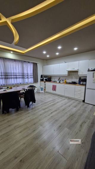 Centraal gelegen appartement met 1 slaapkamer en overdekt terras. Dichtbij openbaar vervoer, winkels en scholen.Klein gebouw, interne...